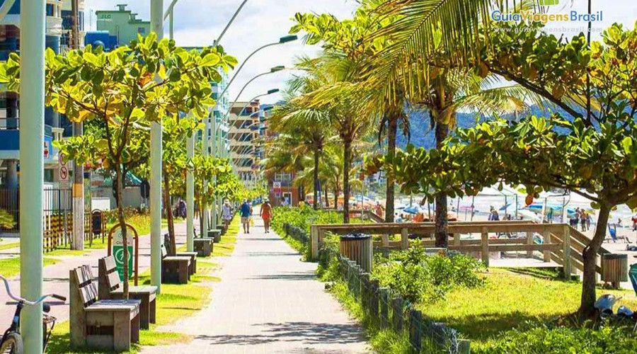 Conheça a Meia Praia em Itapema SC, uma praia inteiramente interessante!