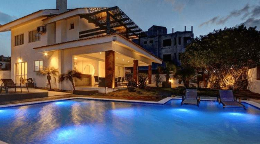 What site rent apartments and holiday homes in Bombinhas?
